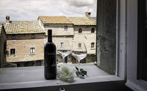 Casa Caterina: Flasche, Fenster, Glasflasche, Weinflasche, Wand, \Stadt, Die Architektur, Haus, Gebäude, Wein