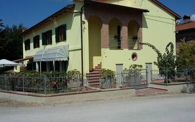 Villa Benedetta: Haus, Eigentum, Gebäude, Zuhause, Nachbarschaft, Grundeigentum, Wohngebiet, Fassade, Die Architektur, Materialeigenschaft