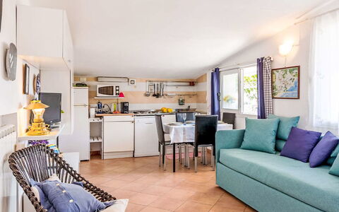 Villetta Laura: Möbel, Interior Design, Flooring, Couch, Fussboden, Stuhl, Wohnzimmer, Zuhause, Wohnung