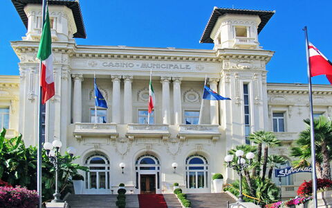 Villetta Laura: Pflanze, Himmel, Eigentum, Daytime, Blau, Gebäude, Flagge, Fassade, Baum, Grundeigentum