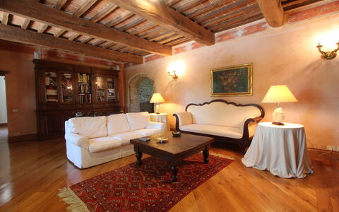 Villa Venanzo: Zimmer, Eigentum, Gebäude, Möbel, Interior Design, Decke, Wohnzimmer, Holzboden, Fussboden, Hartholz