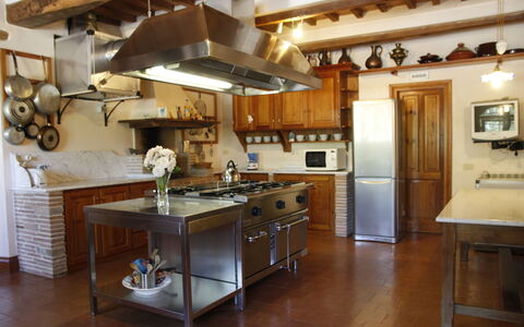 Villa Venanzo: Countertop, Zimmer, Eigentum, Möbel, Küche, Gebäude, Cabinetry, Interior Design, Fussboden, Haus