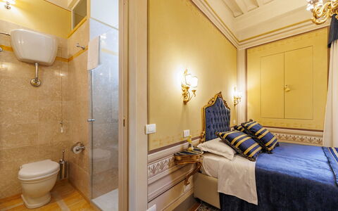 Appartamento Zefferini: Armatur, Gebäude, Spiegel, Komfort, Beleuchtung, Badezimmer, Holz, Interior Design, Fussboden, Flooring