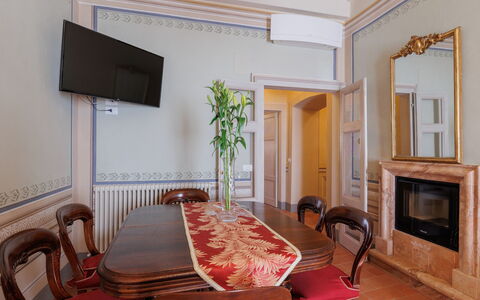 Appartamento Zefferini: Spiegel, Möbel, Eigentum, Gebäude, Stuhl, Holz, Interior Design, Flooring, Fussboden, Fernsehen