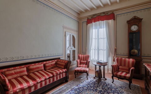 Appartamento Zefferini: Möbel, Gebäude, Holz, Interior Design, Flooring, Fussboden, Couch, Stuhl, Uhr, Bilderrahmen