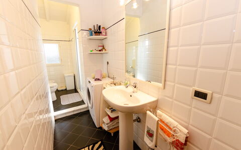 Sinidio: Badezimmer, Eigentum, Zimmer, Interior Design, Grundeigentum, Fliese, Gebäude, Haus, Armatur, Die Architektur