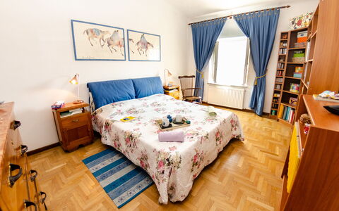 Sinidio: Schlafzimmer, Bett, Zimmer, Möbel, Eigentum, Bettdecke, Bettrahmen, Interior Design, Bedding, Fussboden