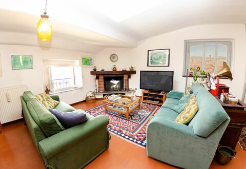 Sinidio: Wohnzimmer, Möbel, Zimmer, Eigentum, Interior Design, Grün, Couch, Gebäude, Grundeigentum, Tabelle