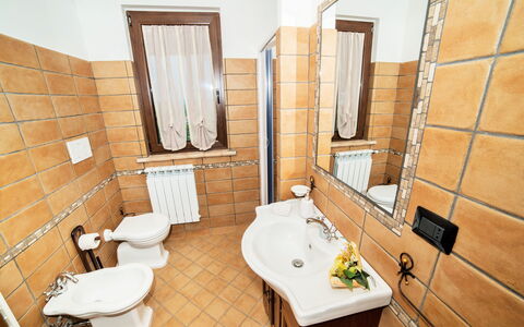 I Gigli di Montefiascone: Flooring, Fussboden, Interior Design, Zimmer, Armatur, Sinken, Tür, Zapfhahn, Installation, Holzbeize