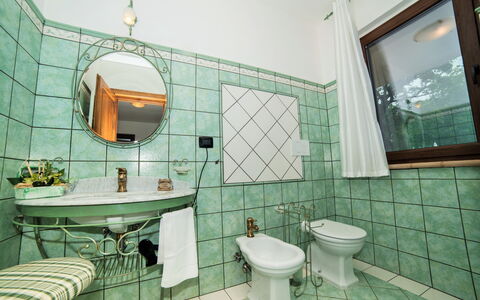 I Gigli di Montefiascone: Interior Design, Flooring, Fussboden, Möbel, Armatur, Light Fixture, Badezimmer, Fliese, Zapfhahn, Zimmerpflanze