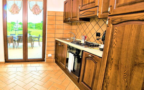 I Gigli di Montefiascone: Küche, Flooring, Holz, Interior Design, Fussboden, Countertop, Möbel, Major Appliance, Cabinetry, Küchengerät