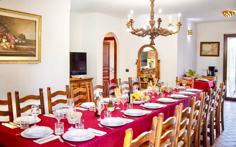 I Gigli di Montefiascone: Möbel, Interior Design, Tabelle, Esszimmer, Geschirr, Stuhl, Decke, Zimmer, Küche & Esszimmer Tisch, Tischdecke