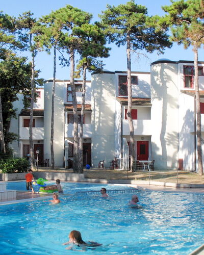 Lignano Sabbiadoro 642: Wasser, Eigentum, Daytime, Fenster, Gebäude, Himmel, Schwimmbad, Baum, Azurblau, Pflanze