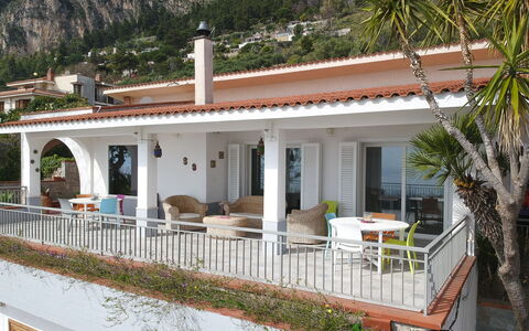 Villa Di Sofia: Eigentum, Gebäude, Haus, Grundeigentum, Villa, Zuhause, Balkon, Veranda, Die Architektur, Dach