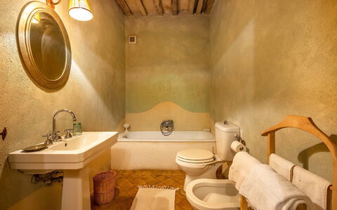 Lavacchio 16: Spiegel, Zapfhahn, Armatur, Eigentum, Sinken, Bad Sink, Badezimmer, Gebäude, Interior Design, Komfort