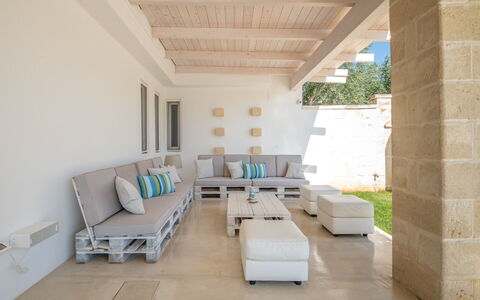 Villa Niraclo': Couch, Eigentum, Möbel, Komfort, Interior Design, Schatten, Wohnzimmer, Studio Couch, Flooring, Fussboden