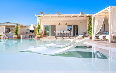 Villa Niraclo': Himmel, Wasser, Schwimmbad, Gebäude, Azurblau, Schatten, Gartenmöbel, Haus, Sonnenliege, Freizeit