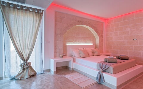 Villa Niraclo': Bett, Möbel, Zimmer, Schlafzimmer, Rosa, Interior Design, Eigentum, Wand, Himmelbett, Bettdecke