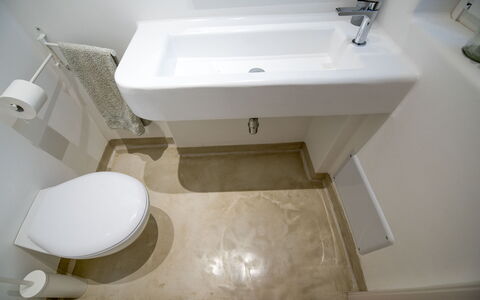 Villa Niraclo': Badezimmer, Toilette, Eigentum, Armatur, Bad Sink, Toilleten Sitz, Sinken, Zapfhahn, Zimmer, Marmor