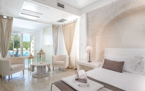Villa Niraclo': Möbel, Eigentum, Komfort, Tabelle, Gebäude, Interior Design, Textil, Holz, Pflanze, Vorhang