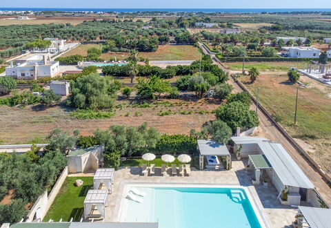 Villa Niraclo': Pflanze, Eigentum, Gebäude, Himmel, Azurblau, Baum, Schwimmbad, Urban Design, Die Architektur, Wasser