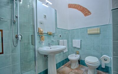 Mulignone 13: Spiegel, Armatur, Eigentum, Sinken, Zapfhahn, Bad Sink, Badezimmer, Lila, Produkt, Toilleten Sitz