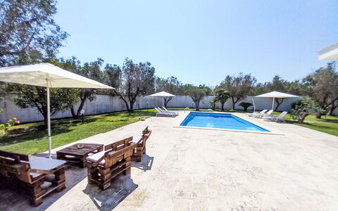 Giusy: Schwimmbad, Resort, Schatten, Estate, Gartenmöbel, Landscaping, Hazienda, Design, Sonnenliege, Flagstone
