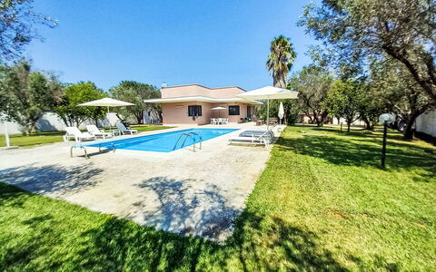 Giusy: Blau, Estate, Schatten, Schwimmbad, Hazienda, Resort, Landscaping, Villa, Rasen, Villa