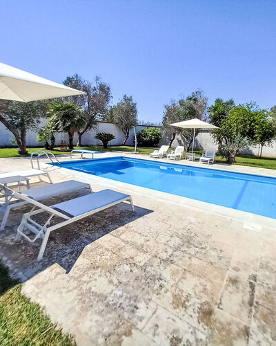 Giusy: Schwimmbad, Resort, Gartenmöbel, Möbel, Sonnenliege, Landscaping, Estate, Schatten, Garten, Flagstone
