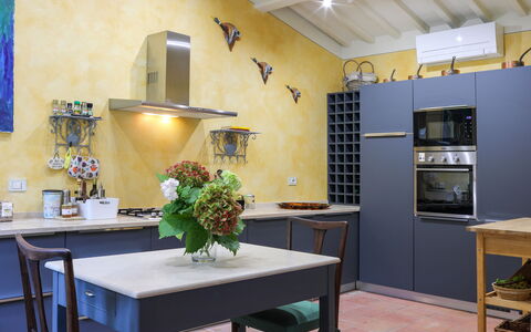 Villa Bacco: Möbel, Interior Design, Flooring, Küche, Holz, Countertop, Fussboden, Küchengerät, Zuhause, Beleuchtung