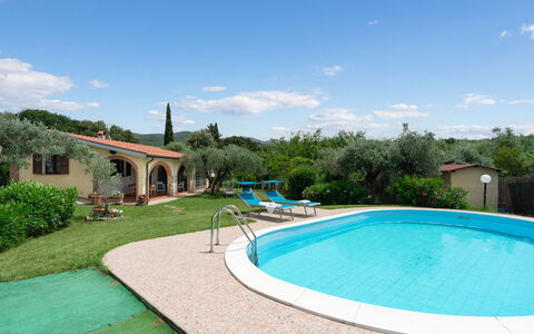 Villa Il Cipresso: Wasser, Himmel, Wolke, Pflanze, Azurblau, Schwimmbad, Baum, Schatten, Freizeit, Gras