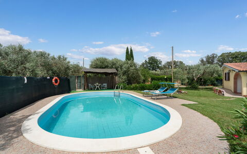 Villa Il Cipresso: Wasser, Himmel, Wolke, Pflanze, Eigentum, Schwimmbad, Azurblau, Baum, Gewässer, Freizeit
