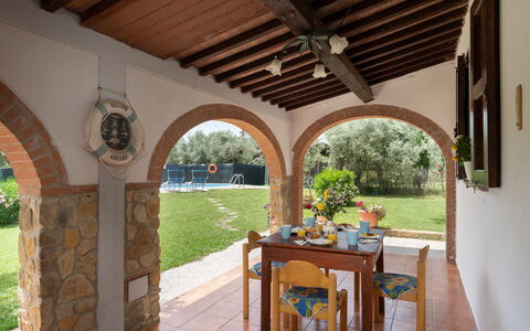 Villa Il Cipresso: Pflanze, Tabelle, Möbel, Blumentopf, Holz, Stuhl, Schatten, Veranda, Zimmerpflanze, Interior Design