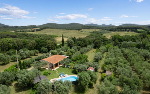 Villa Il Cipresso: Himmel, Wolke, Pflanze, Pflanzengemeinschaft, Ökoregion, Natürliche Landschaft, Baum, Grundstueck, Vegetation, Haus