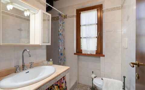 Villa Il Cipresso: Zapfhahn, Armatur, Spiegel, Sinken, Eigentum, Bad Sink, Badezimmer, Fenster, Badewanne, Holz
