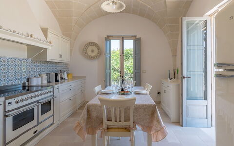 Masseria Villa Il Frantoio: Eigentum, Zimmer, Weiss, Möbel, Interior Design, Gebäude, Fliese, Badezimmer, Decke, Fussboden