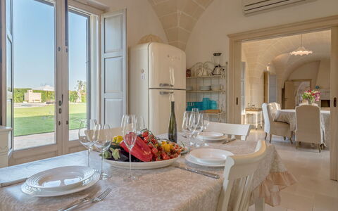 Masseria Villa Il Frantoio: Eigentum, Zimmer, Interior Design, Gebäude, Möbel, Esszimmer, Grundeigentum, Tabelle, Haus, Zuhause