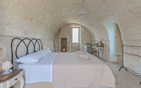 Masseria Villa Il Frantoio: Zimmer, Eigentum, Schlafzimmer, Möbel, Bett, Gebäude, Wand, Bettdecke, Interior Design, Suite
