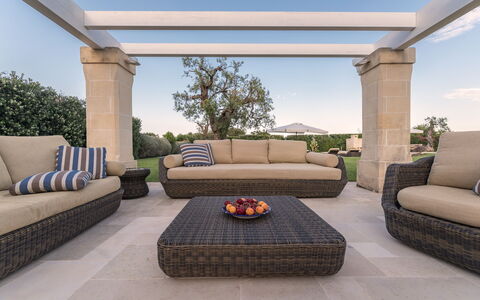Masseria Villa Il Frantoio: Möbel, Eigentum, Zimmer, Wohnzimmer, Interior Design, Grundeigentum, Couch, Kaffetisch, Gebäude, Zuhause