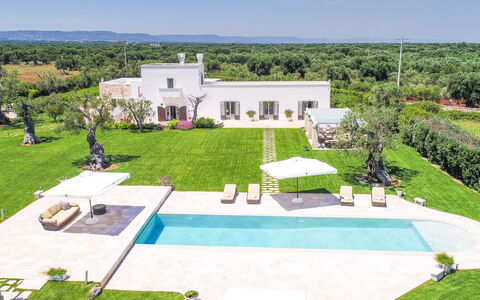 Masseria Villa Il Frantoio: Eigentum, Haus, Estate, Wohngebiet, Gebäude, Grundeigentum, Schwimmbad, Gras, Zuhause, Grundstueck
