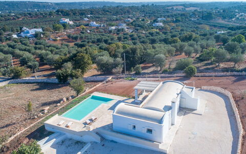 Villa Amelia: Daytime, Eigentum, Himmel, Gebäude, Azurblau, Baum, Urban Design, Pflanze, Wohngebiet, Haus