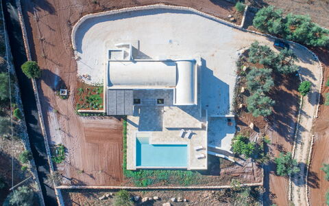 Villa Amelia: Pflanze, Azurblau, Urban Design, Wohngebiet, Landschaft, Fassade, Grundeigentum, Stadt, Baum, Gebäude