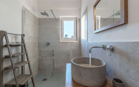Villa Amelia: Badezimmer, Zimmer, Eigentum, Fussboden, Wand, Die Architektur, Interior Design, Fliese, Haus, Gebäude