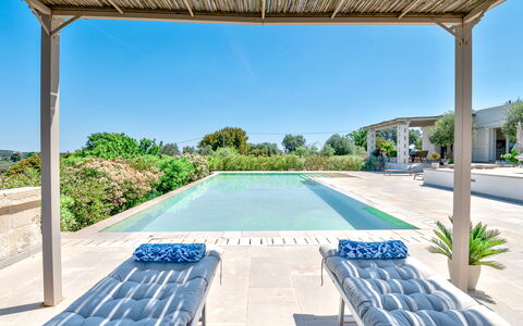 Villa Amelia Ostuni: Schwimmbad, Verbundwerkstoff, Resort, Gartenmöbel, Schatten, Outdoor Struktur, Stuhl, Eco Hotel, Landscaping, Pergola