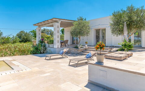 Villa Amelia Ostuni: Garten, Flagstone, Schatten, Landscaping, Säule, Beton, Estate, Outdoor Struktur, Fliese, Blumentopf
