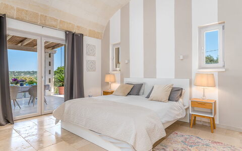 Villa Amelia Ostuni: Möbel, Interior Design, Holz, Schlafzimmer, Flooring, Fussboden, Bett, Decke, Zuhause, Beleuchtung