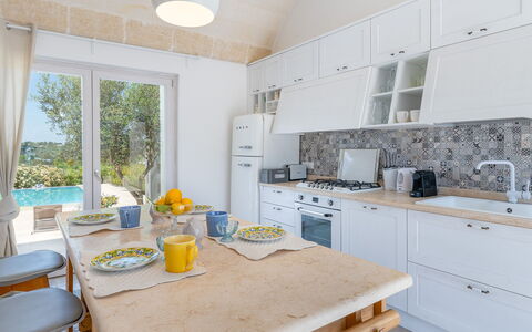 Villa Amelia Ostuni: Möbel, Interior Design, Flooring, Countertop, Küche, Fussboden, Zuhause, Stuhl, Zimmer, Cabinetry
