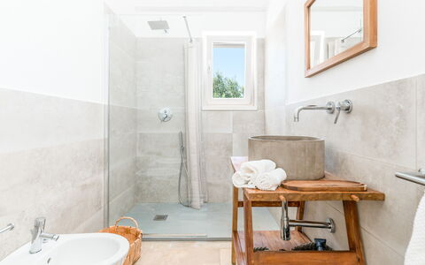 Villa Amelia Ostuni: Flooring, Fussboden, Armatur, Interior Design, Badezimmer, Fliese, Zapfhahn, Zimmer, Installation, Decke