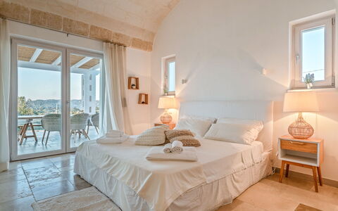 Villa Amelia: Schlafzimmer, Zimmer, Möbel, Eigentum, Bett, Interior Design, Fussboden, Gebäude, Decke, Wand