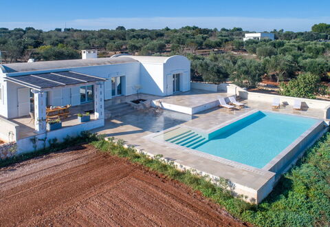 Villa Amelia: Gebäude, Eigentum, Pflanze, Himmel, Fenster, Azurblau, Baum, Schwimmbad, Grundstueck, Haus